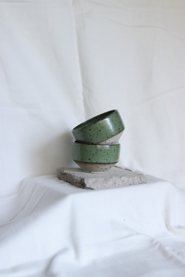 park bench ceramics. ridge puodelis green