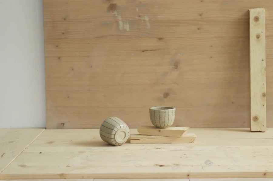 park bench ceramics. sip puodelis in lines