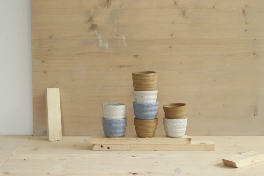 park bench ceramics. Swirly puodelis in white