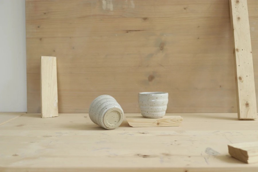 park bench ceramics. Swirly puodelis in white
