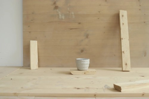 park bench ceramics. Swirly puodelis in white