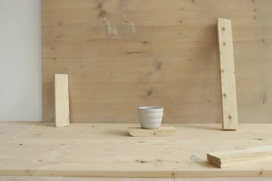 park bench ceramics. Swirly puodelis in white