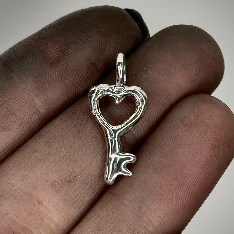 Pūška. unisex pakabukas lilly su grandinėle