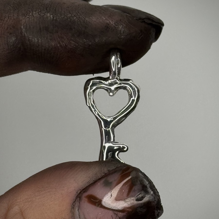 Pūška. unisex pakabukas lilly su grandinėle