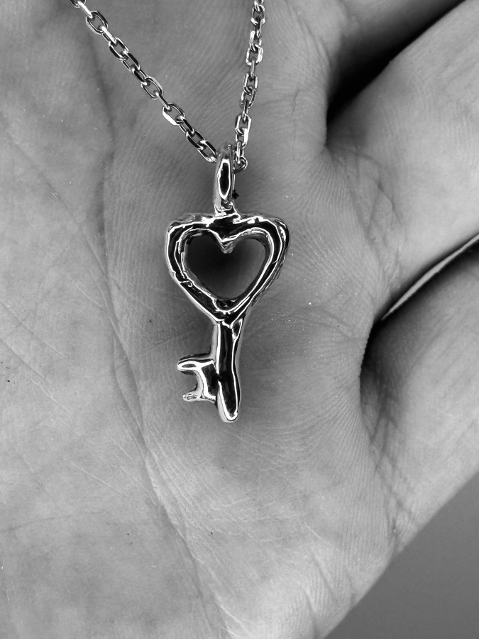 Pūška. unisex pakabukas lilly su grandinėle