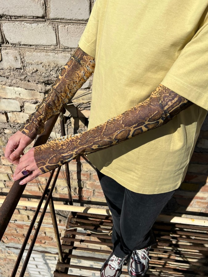 REVE ROSE. TIULIO RANKOVĖS gyvatės