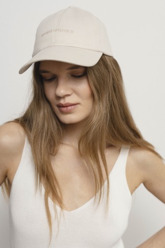 robi agnes. AXEL kepurė su logotipu priekyje
