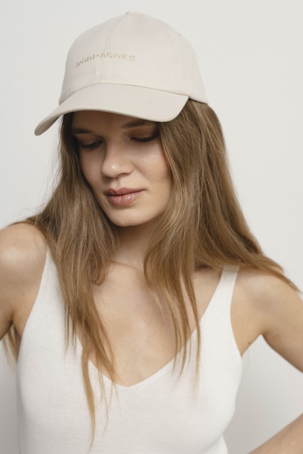 robi agnes. AXEL kepurė su logotipu priekyje