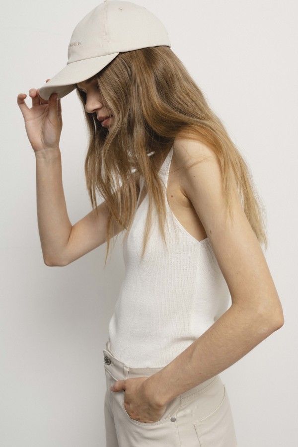 robi agnes. AXEL kepurė su logotipu priekyje