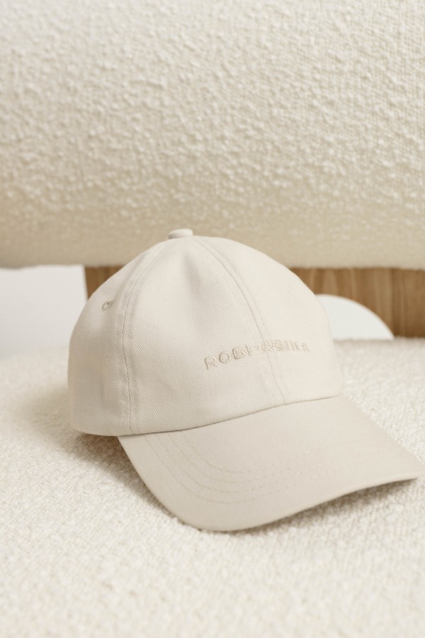 robi agnes. AXEL kepurė su logotipu priekyje