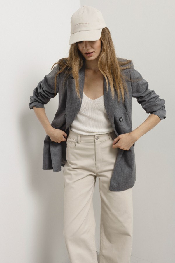 robi agnes. AXEL kepurė su logotipu priekyje