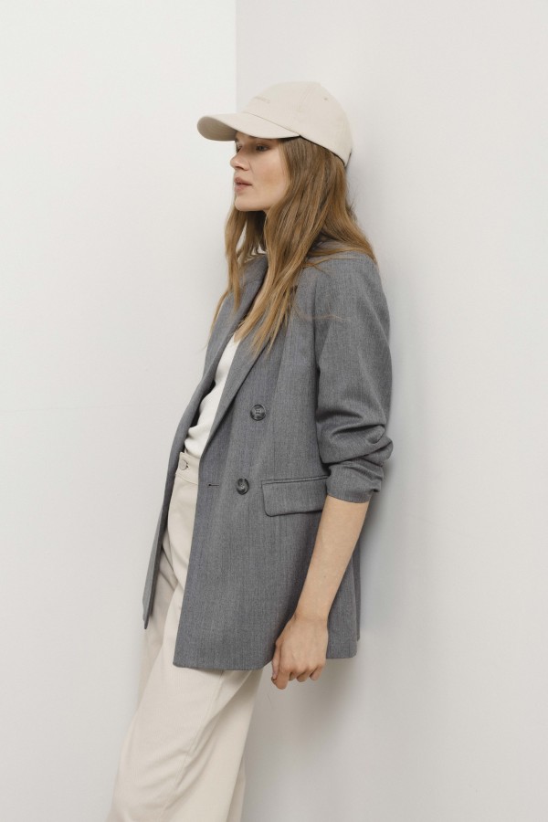 robi agnes. AXEL kepurė su logotipu priekyje