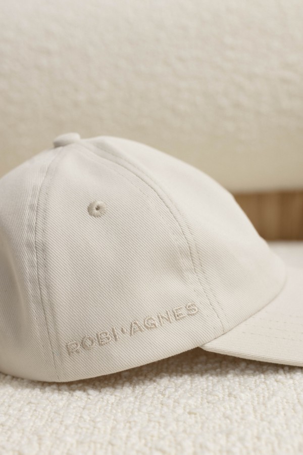 robi agnes. AXEL kepurė su logotipu šone