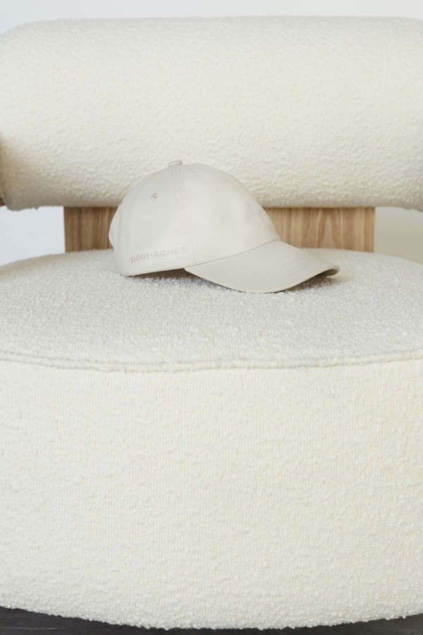 robi agnes. AXEL kepurė su logotipu šone