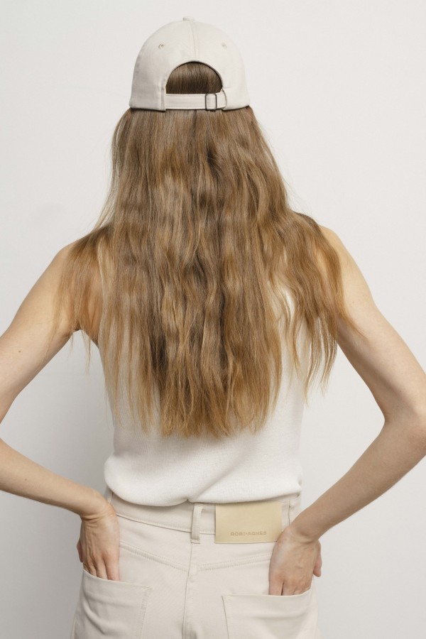 robi agnes. AXEL kepurė su logotipu šone
