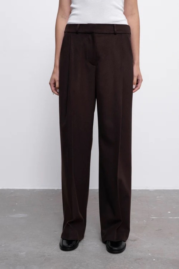 robi agnes. Celine kelnės