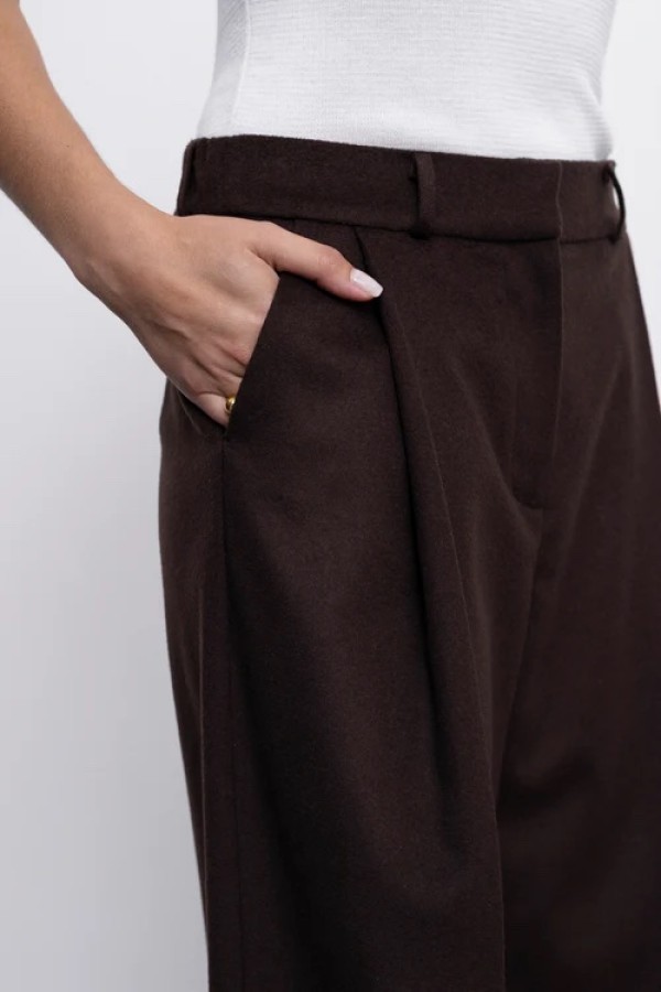 robi agnes. Celine kelnės