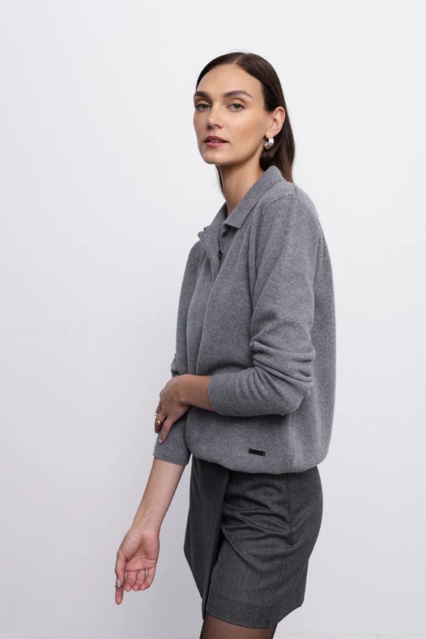 robi agnes. Charlotte palaidinė pilka