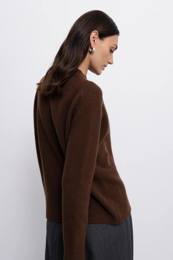 robi agnes. Lea megztinis brown