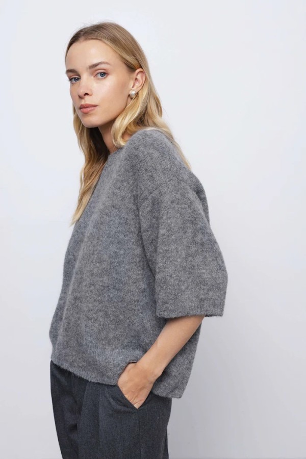 robi agnes. palaidinė Danielle pilka