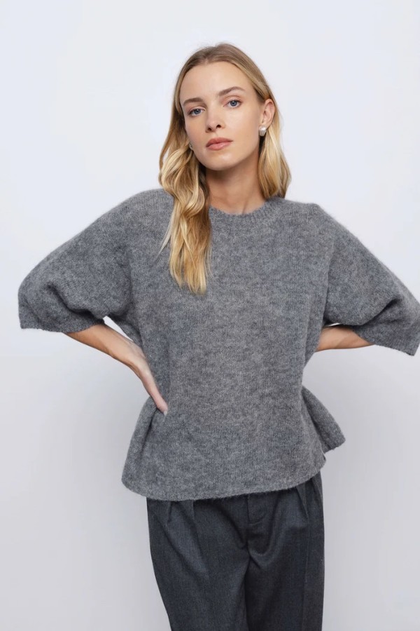 robi agnes. palaidinė Danielle pilka