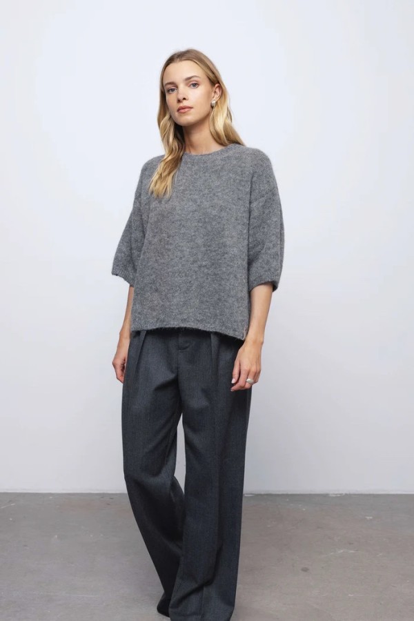 robi agnes. palaidinė Danielle pilka