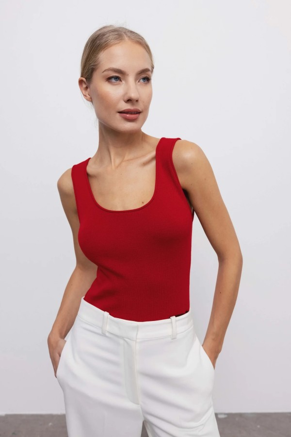 ROBI AGNES. palaidinė MIA red