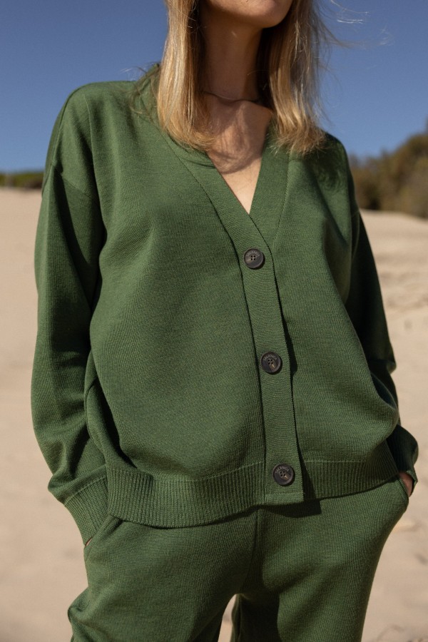 Salanida. Bene merino siaustinis Žalia alyvuogė Salanida. Bene merino siaustinis Žalia alyvuogė