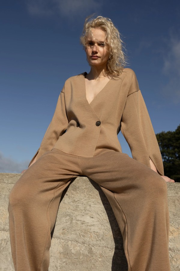 salanida. Galante megztas merino švarkas Smėlis salanida. Galante megztas merino švarkas Smėlis