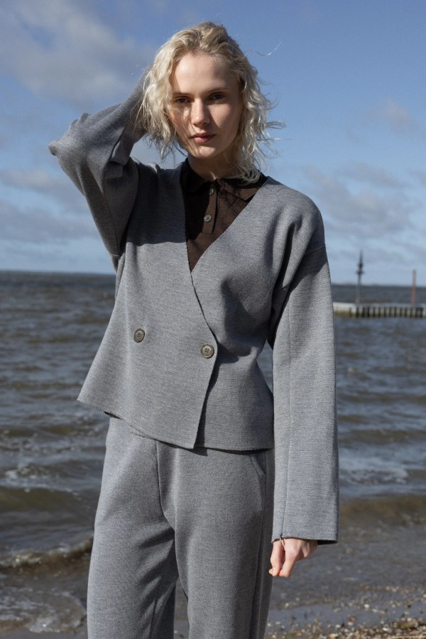 Salanida. Galante megztas merino švarkas Šviesiai pilka Salanida. Galante megztas merino švarkas Šviesiai pilka