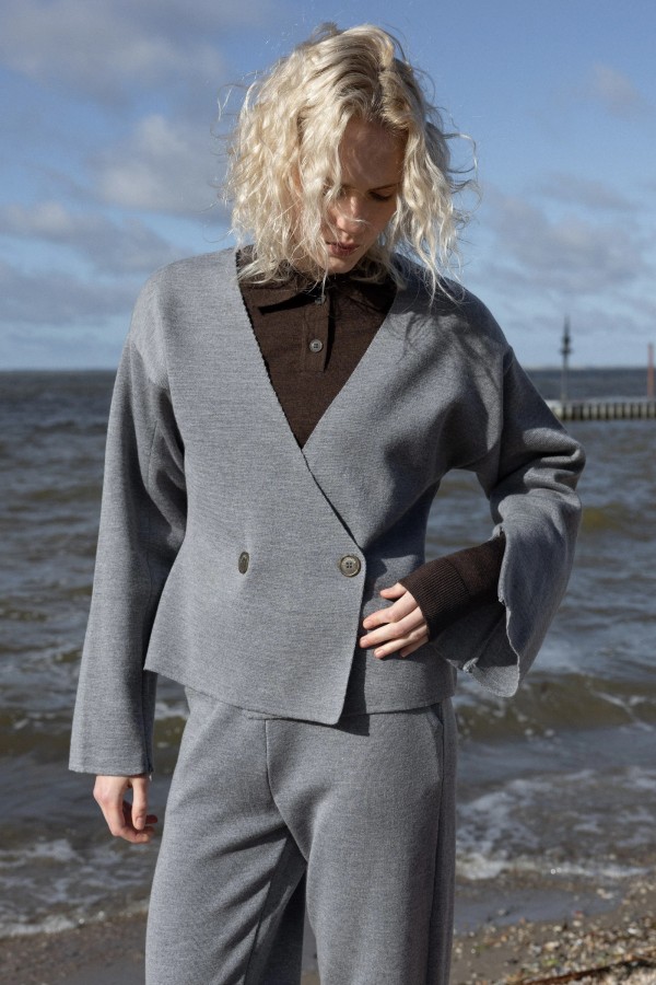 Salanida. Galante megztas merino švarkas Šviesiai pilka Salanida. Galante megztas merino švarkas Šviesiai pilka