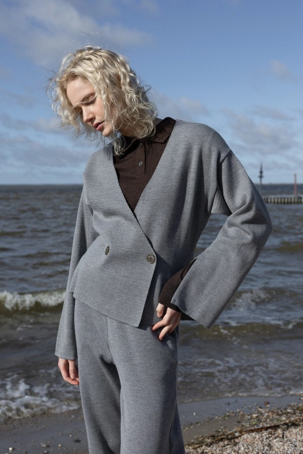 Salanida. Galante megztas merino švarkas Šviesiai pilka Salanida. Galante megztas merino švarkas Šviesiai pilka