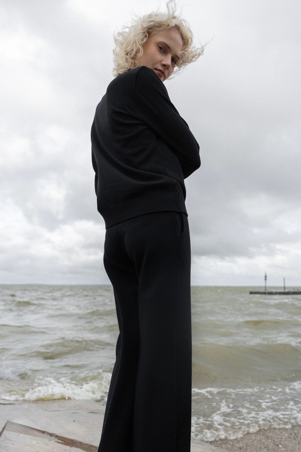 Salanida. Galante palaidinė juoda Salanida. Galante palaidinė juoda