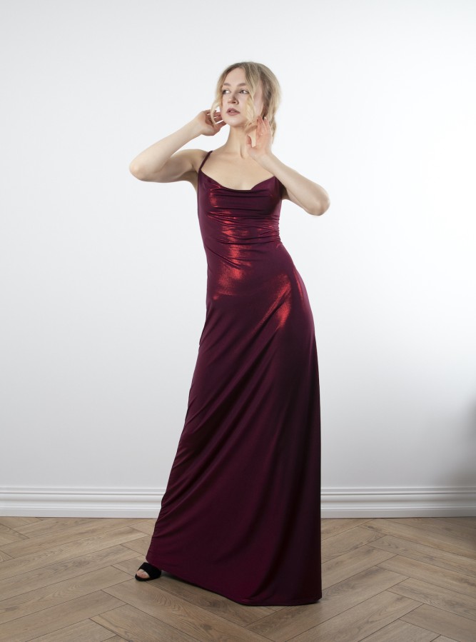 dzen. Suknelė su petnešėlėmis