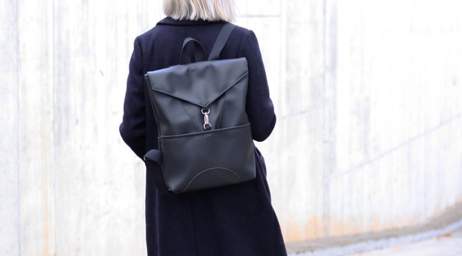 Sugulovas. JUODA geometrinė kuprinė 