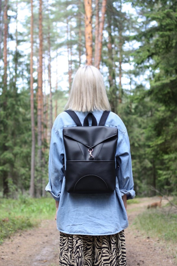 Sugulovas. JUODA geometrinė kuprinė 