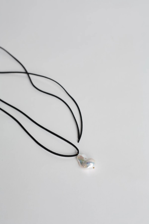 ugnes story. JUODA VIRVELĖ SU BAROKINIU PERLU