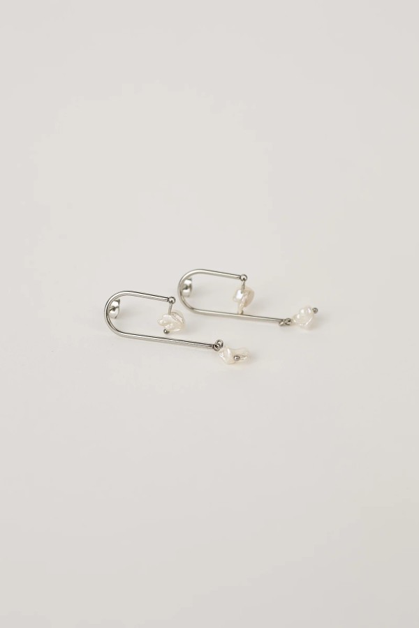 ugnes story. KABANTYS PERLŲ AUSKARAI