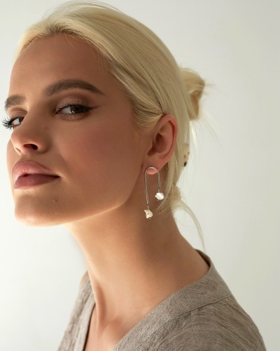 ugnes story. KABANTYS PERLŲ AUSKARAI