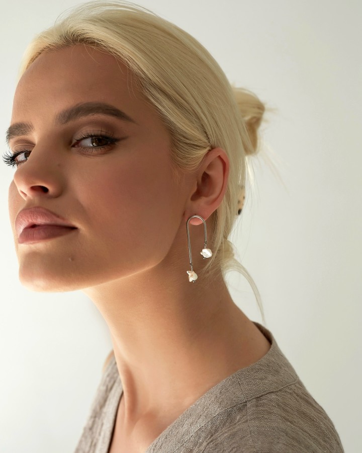 ugnes story. KABANTYS PERLŲ AUSKARAI