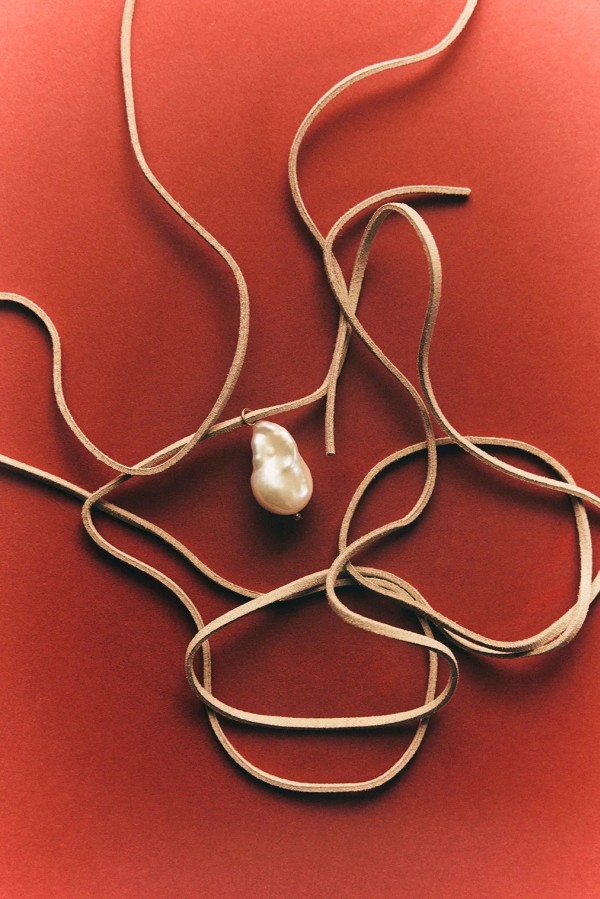 ugnes story. Kreminė VIRVELĖ SU BAROKINIU PERLU ugnes story. Kreminė VIRVELĖ SU BAROKINIU PERLU