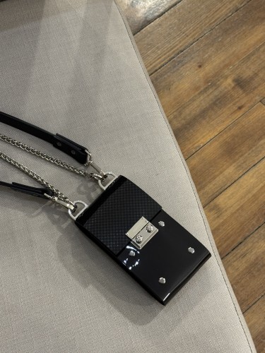 Urbanholic. Telefono rankinė s