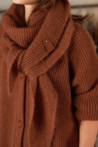 V&V. Kaštainis šalikas