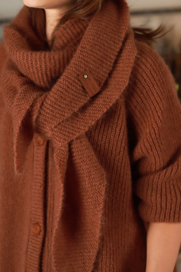 V&V. Kaštainis šalikas