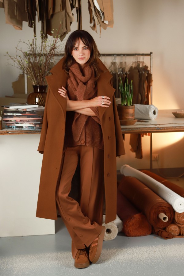 V&V. Kaštainis šalikas