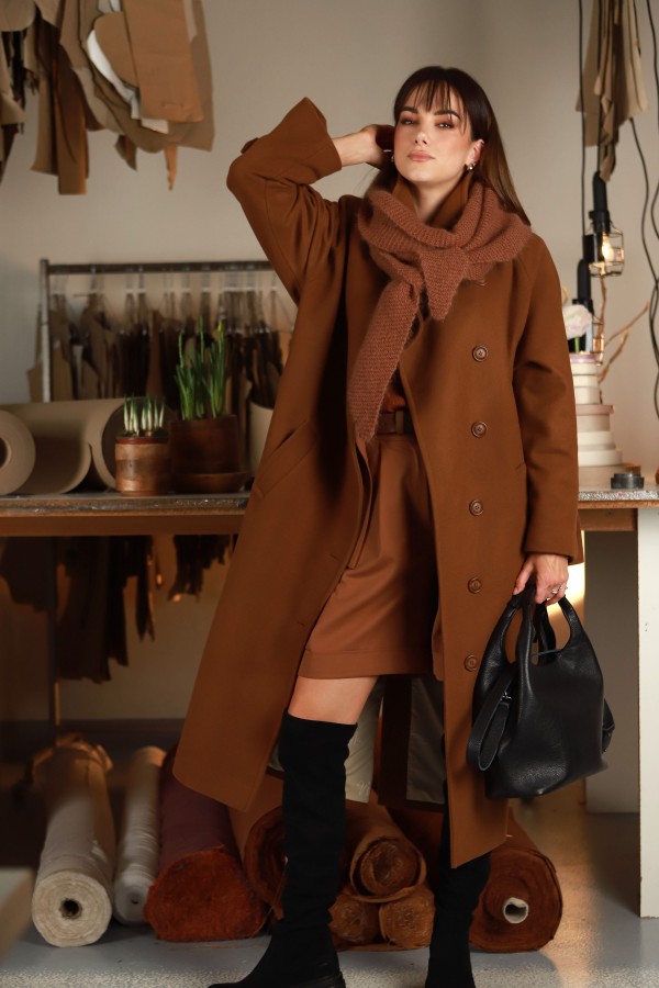 V&V. Kaštainis šalikas