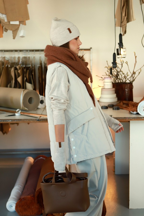 V&V. Kaštainis šalikas