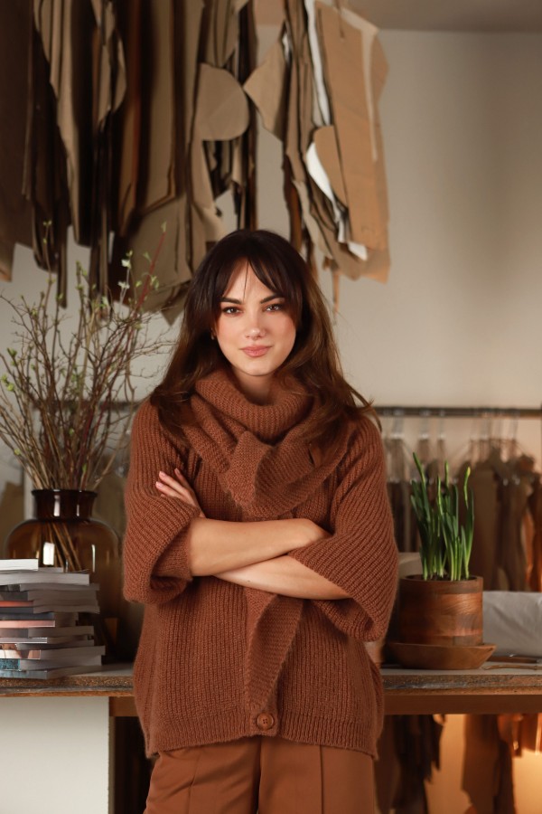 V&V. Kaštainis šalikas